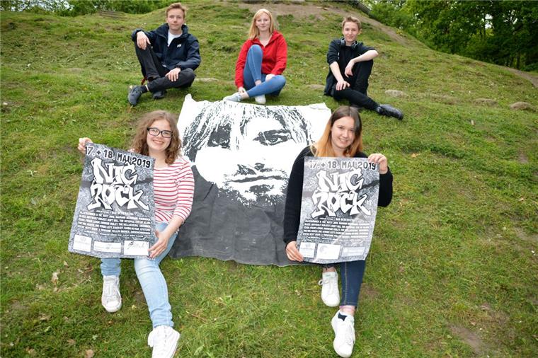 Schwer im Festival-Fieber sind (vorne von links) Lena Düde und Joelyn Bader sowie (hinten von links) Max Polack, Martje Johannsen und Finn Warmann. Kurt Cobain von der Kultband Nirvana wird in diesem Jahr auch mit dabei sein – allerdings nur als Deko-Tuch im Porträt neben der Bühne.