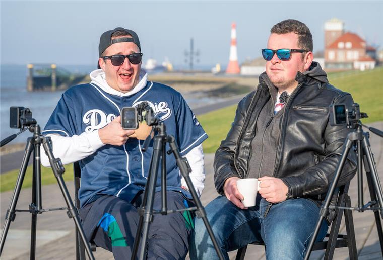 „Männer, die aufs Wasser starren“: Das Kurzwitz-Feuerwerk funktioniert auch live Zwei Männer sitzen auf Stühlen und schauen davor in Kameras.