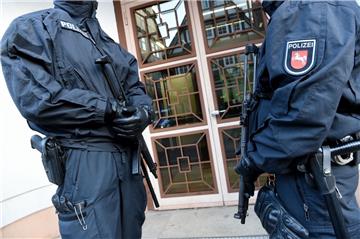 Schwerbewaffnete Polizeibeamte haben am Donnerstag den Eingangsbereich zum Oberlandesgericht Celle bewacht, während das Urteil gegen Safia S. verkündet wurde. 