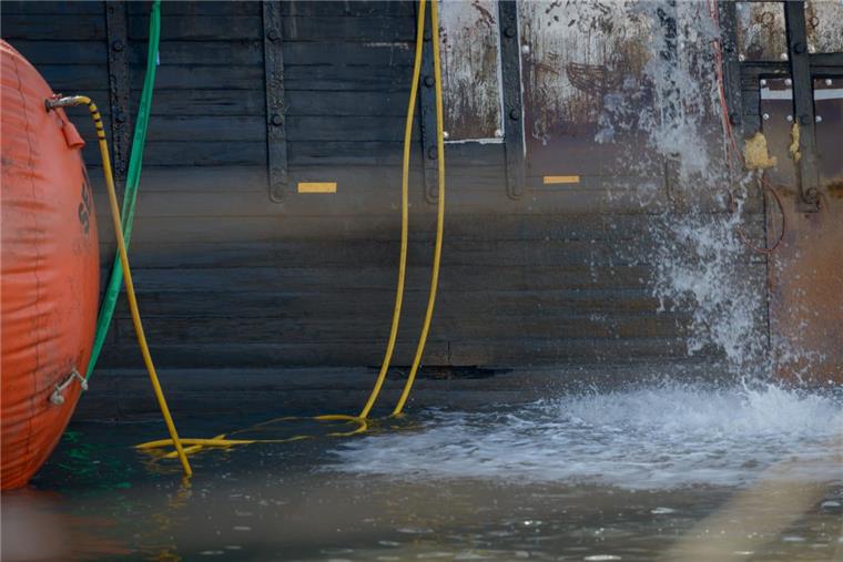 Plastikmüllsack als Regenabdichtung auf der „Seuten Deern“ Zeugnis des Verfalls: Schwere Baumängel entdeckten die Gutachter an der „Seuten Deern“. So waren die Plankennähte nicht richtig abgedichtet worden. Der Rumpf konnte nie trocknen.
