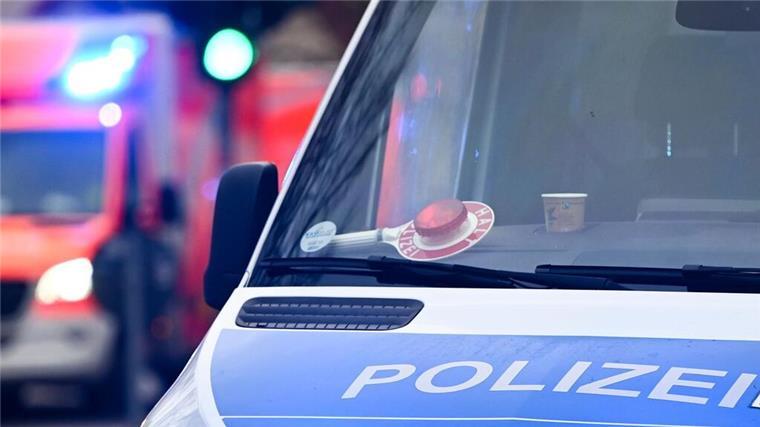 Mann verletzt: Polizei sucht Zeugen nach rätselhaftem Unfall in Stubben Ein Polizeiauto und ein Rettungswagen mit Blaulicht.