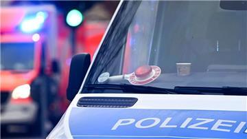 Ein Polizeiauto und ein Rettungswagen mit Blaulicht. 
