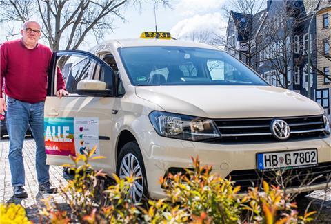 Schwere Zeiten für Taxiunternehmen: Sie wünschen sich die Erlaubnis, die Tarife zu erhöhen. Im Bild: Taxifahrer Gustav Klitsch. Foto: Hartmann