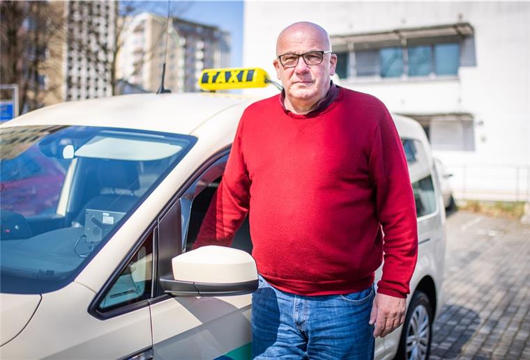 Kaum Fahrgäste: Schwere Zeiten für Taxifahrer Schwere Zeiten für Taxiunternehmen während des Corona-Lockdowns im April 2021. Im Bild: „Taxi Lloyd“-Geschäftsführer Gustav Klitsch (63).