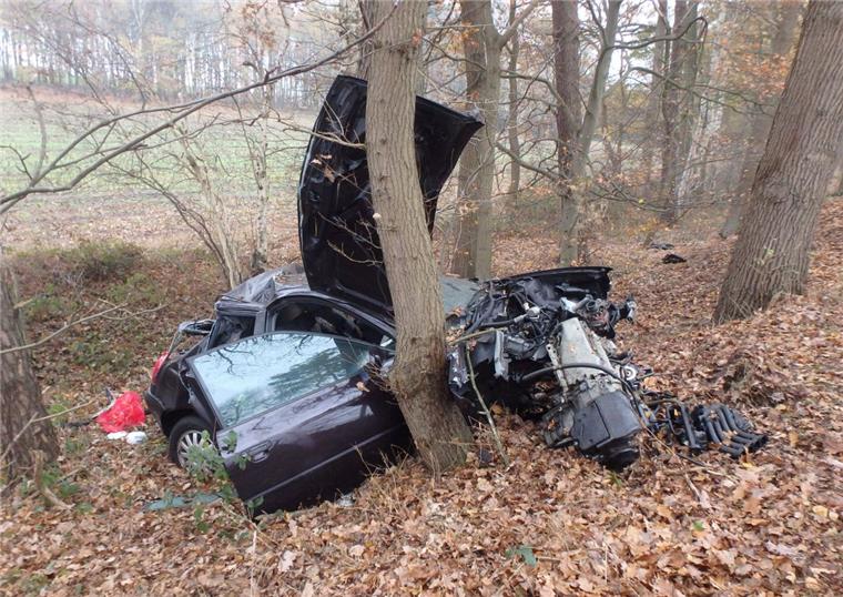 Schwerer Unfall an der Landstraße. Immer wieder kommt es im Landkreis Rotenburg wie hier zu so genannten Baumunfällen.