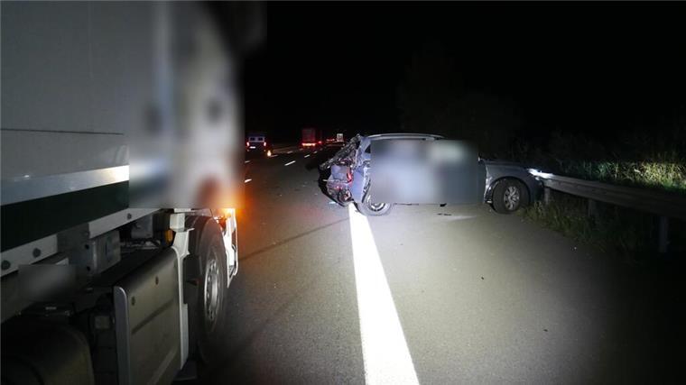 Ein zerstörtes Unfallfahrzeug steht auf der A1.