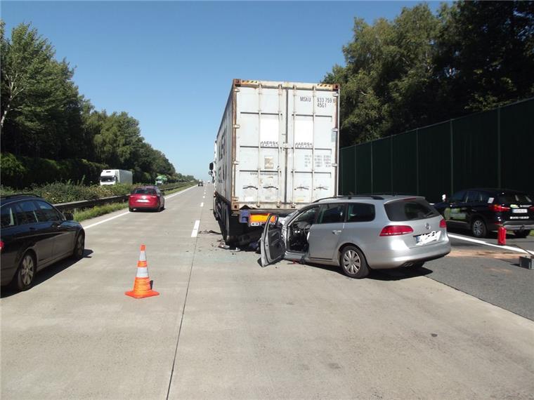 Zwei schwere Unfälle auf der A27 - Motorradfahrer stirbt Schwerer Unfall auf der A27 bei Geestemünde.