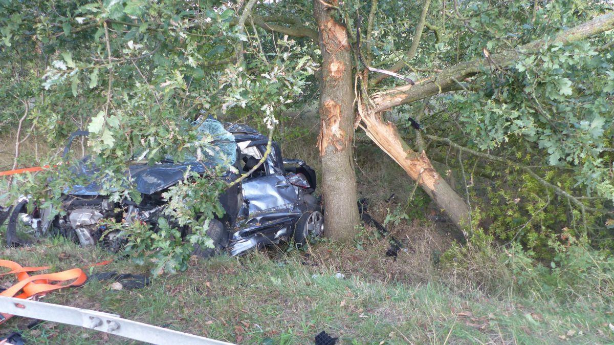 A27 bei Nordholz: Auto kracht gegen mehrere Bäume Schwerer Unfall auf der A27 zwischen Nordholz und Neuenwalde.