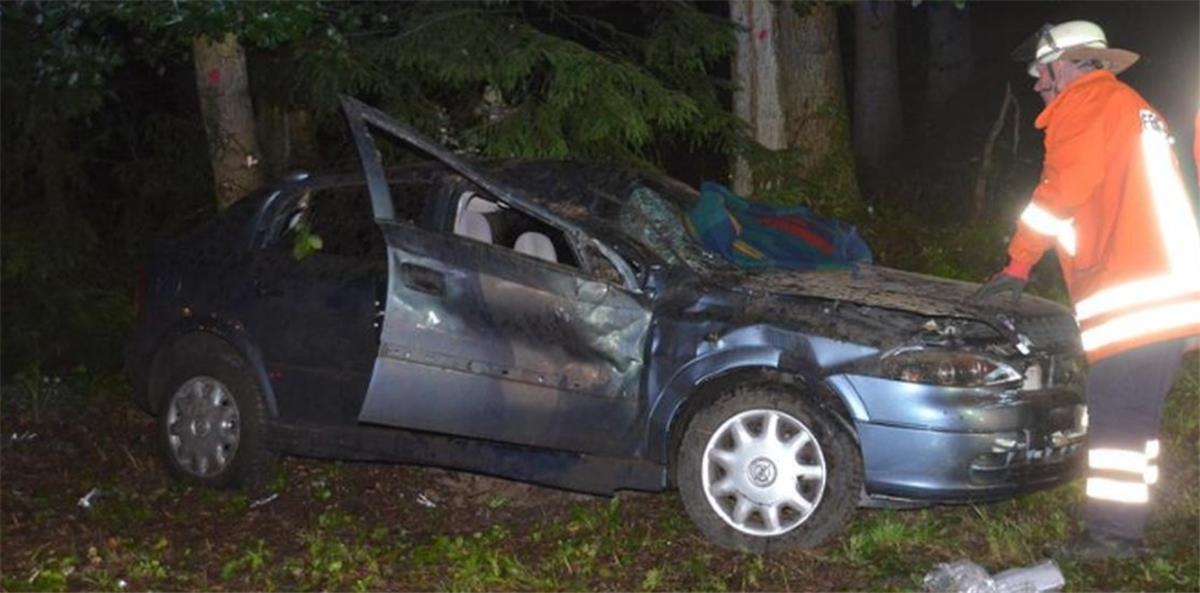 Lamstedt: Auto überschlägt sich auf der B495 Schwerer Unfall auf der B495 bei Lamstedt.