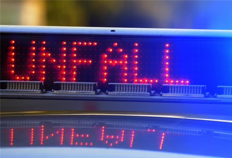 Albstedt: Auto kracht gegen Treckergespann Bayern, Günzburg. Auf einem Polizeifahrzeug warnt auf der Autobahn A8 eine Leuchtschrift vor einer Unfallstelle.