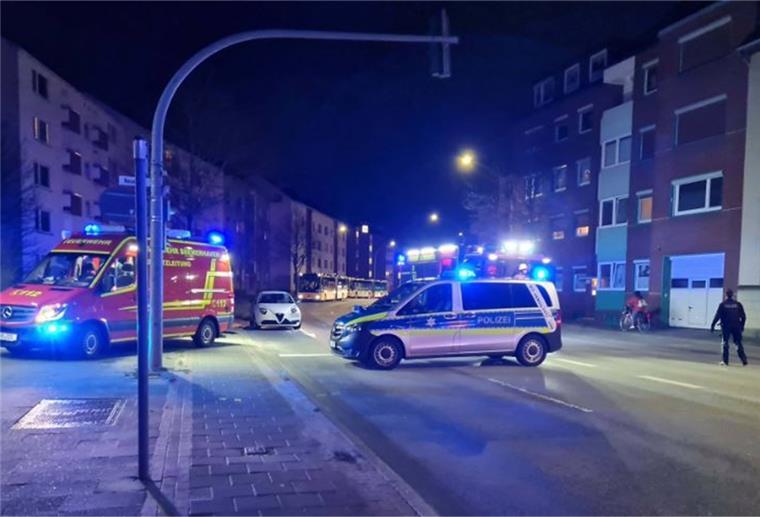 Schwerer Unfall: Mann auf Stresemannstraße von Auto erfasst Ein Polizeifahrzeug steht mit Blaulicht auf der Straße.