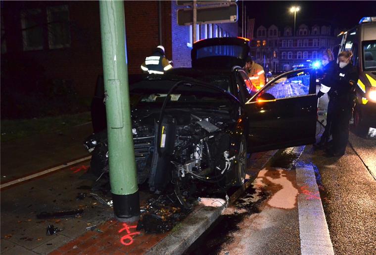 Auto kracht gegen Ampelmast - Illegales Rennen? Schwerer Unfall auf der Stresemannstraße in Lehe.