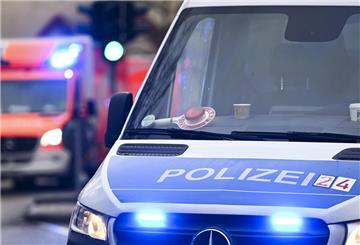 Schwerer Unfall auf Sumpfweg: Motorradfahrer und Autofahrerin in Varel schwer verletzt. Beide Fahrzeuge mussten abgeschleppt werden.