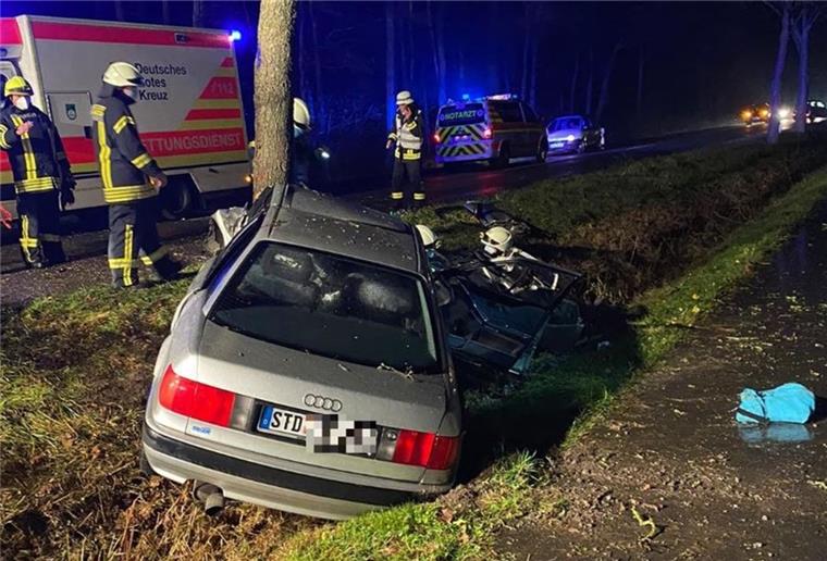 Harsefeld: Audi kracht gegen Baum - Beifahrerin (83) stirbt Schwerer Unfall bei Harsefeld. Ein Audi 80 war mit einem Baum kollidiert.