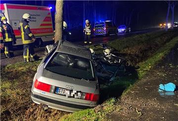Schwerer Unfall bei Harsefeld. Ein Audi 80 war mit einem Baum kollidiert.