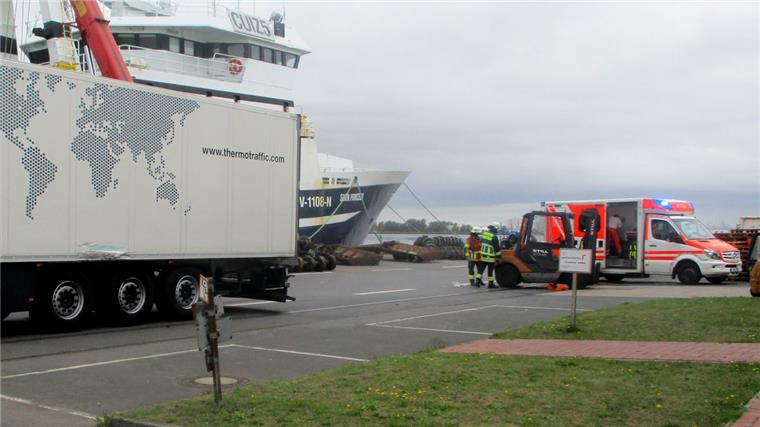 Heftige Kollision im Fischereihafen: Gabelstapler-Fahrer wird eingeklemmt Schwerer Unfall im Bremerhavener Fischereihafen.