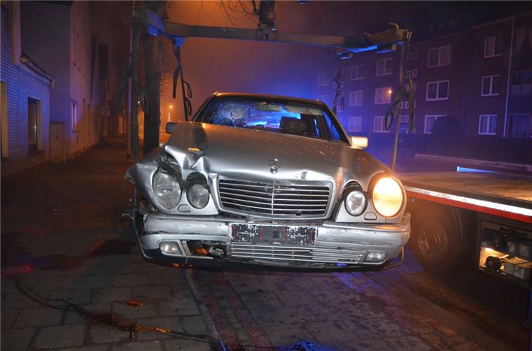 Schwerer Unfall in der Langener Landstraße: Ein Betrunkener ist gegen eine Hauswand gefahren.