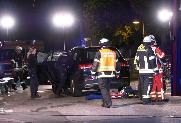 Auto fährt in Gruppe Feiernder - Sechs Verletzte Schwerer Unfall in Rüsselsheim.