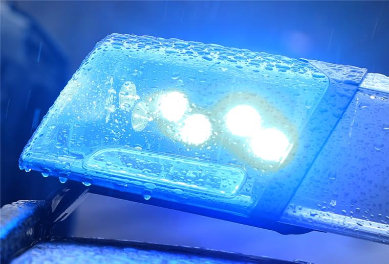 Spaden: Auto prallt gegen Baum - Zwei Insassen flüchten Schwerer Unfall in Spaden.