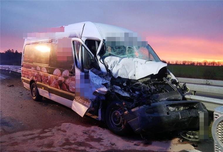 Schwerer Unfall auf der A1: Transporter prallt auf Sattelzug Schwerer Verkehrsunfall auf der A1: Ein Transporter prallte gegen einen Sattelzug, der Fahrer erlitt schwere Verletzungen.