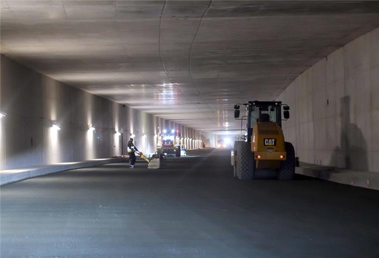 Hafentunnel bekommt endlich seine Straße Schweres Gerät ist im Hafentunnel im Einsatz, um ein dickes Bett aus Schottergestein zu verteilen.
