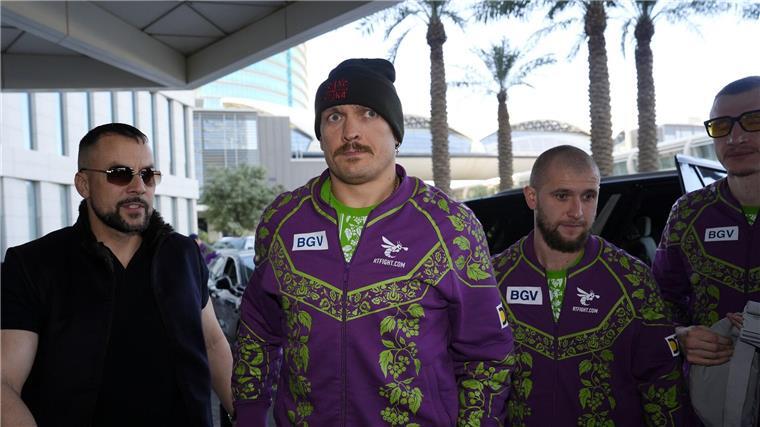 Rückkampf in Riad: Usyk und Fury bitten erneut zum Spektakel Schwergewichtssuperstar Oleksandr Usyk kommt im Hilton Hotel in Riad an