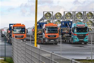 Diese Transporter stehen in Cuxhaven still, weil sie die Umleitung der gesperrten A 27 mit ihrer Ladung nicht fahren können.