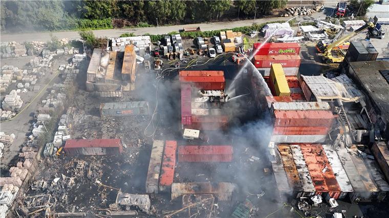 Schwierig war der Einsatz, weil aufgrund von explodierenden Gasflaschen immer wieder Trümmerteile teils mehrere hundert Meter weit durch die Luft geschleudert wurden.