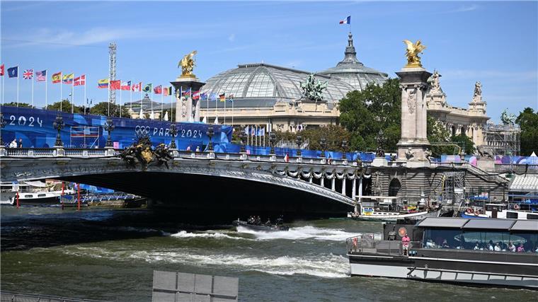 Paletten und Autoreifen: Schwimm-Trainer mit Sorgen um Seine Schwimm-Bundestrainer Berkhahn sorgt sich um die Bedingungen in der Seine.