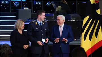 Schwimm-Olympiasieger Lukas Märtens wird von Bundespräsident Frank-Walter Steinmeier und Bundesinnenministerin Nancy Faeser mit dem Silberenen Lorbeerblatt ausgezeichnet.