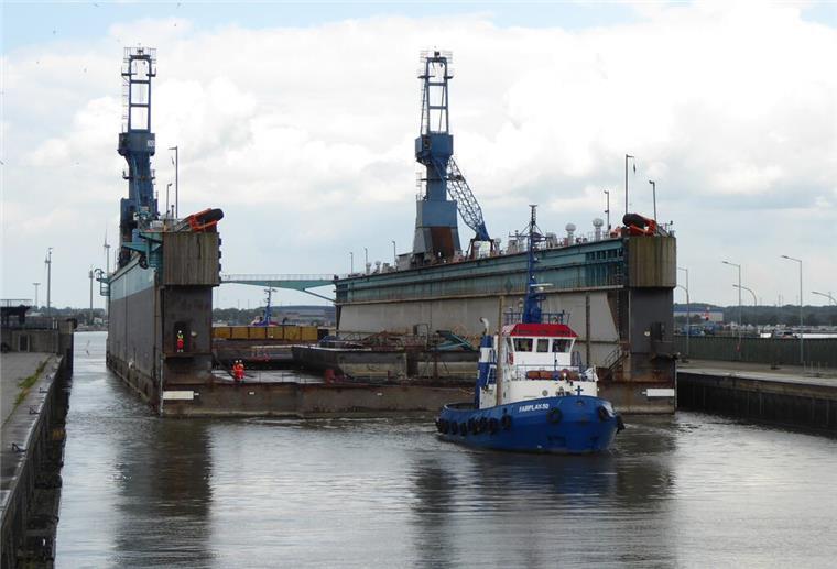 Bremerhavener „Schwimmdock V“ erreicht Jamaika Reeder Peter Harren vor dem „Schwimmdock V“ in Bremerhaven