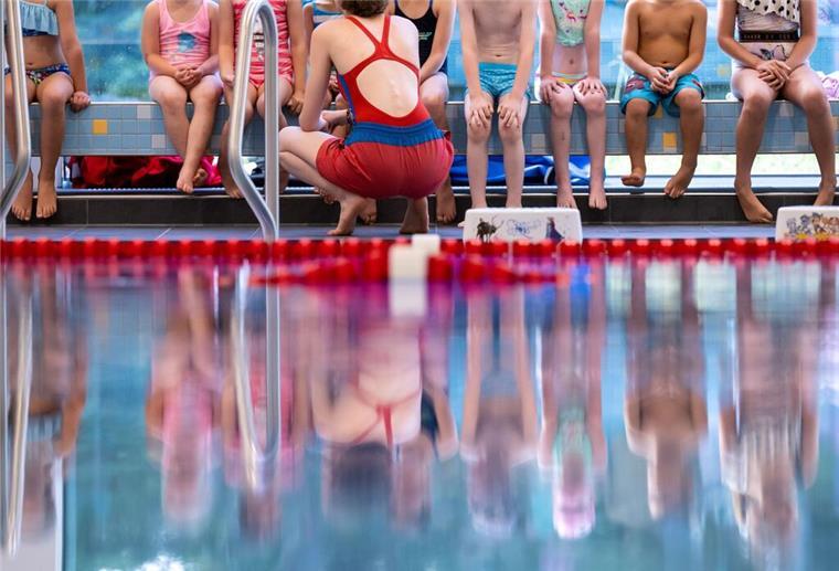 Schwimmen lernen an der Nordseeküste: Bedeutung und Möglichkeiten für Kinder Schwimmkurse im Elbe-Weser-Dreieck: Wo Kinder sicher schwimmen lernen