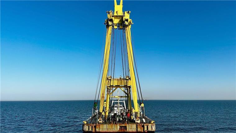 Gesunkener Frachter „Verity“ - Leiche bei Bergung gefunden Schwimmkran HEBO LIFT 10 zählt zu den leistungsstärksten in Europa. (Archivbild)