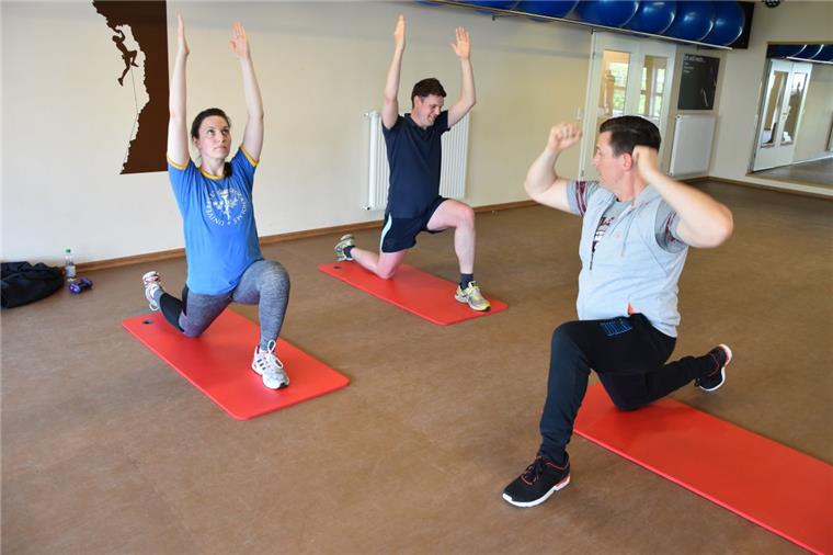 Schwitzen für die Strandsaison: Laut Andreas Dullweber (rechts), Hagener Fitness-Experte, mit den NZ-Reportern Sophia Welbhoff und Jens Gehrke.