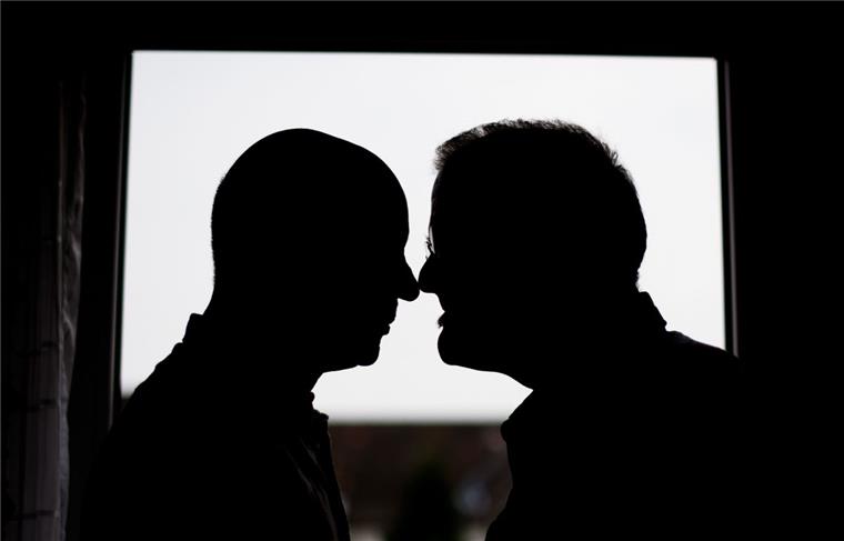 Bremen: Homosexuelle Männer werden mit Fackel attackiert Schwulenfeindlicher Vorfall in Bremen.