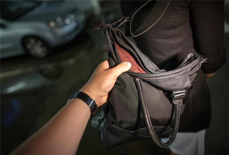 Entwenden einer Geldbörse:  Der Polizei gelingt es nicht immer, beim einfachen Diebstahl die Ermittlungen schnell abzuschließen. 
