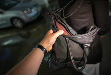 Entwenden einer Geldbörse:  Der Polizei gelingt es nicht immer, beim einfachen Diebstahl die Ermittlungen schnell abzuschließen. 