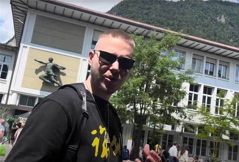 Exportschlager aus Bremerhaven: Rapper Scor macht die Chinesen heiß Scor bei einem Besuch in Interlaken. Hier in der Schweiz trifft er auf Touristen aus China.