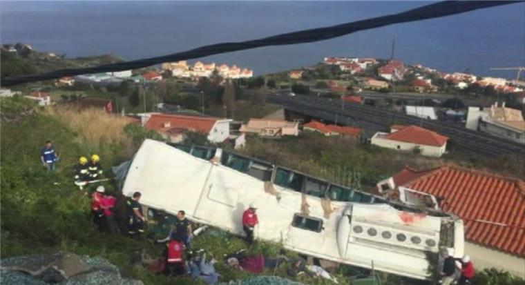 Screenshot eines Video:. Rettungsdienste bergen Verletzte nach einem schweren Busunglück auf der portugiesischen Ferieninsel Madeira.