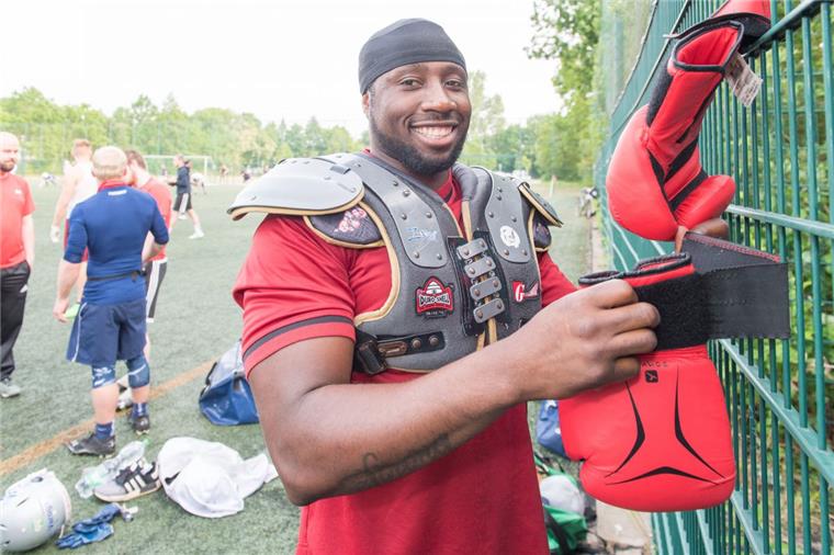 Am Ex-Boxer Fineto prallen die Gegner der Bremerhaven Seahawks ab Seahawks-Neuzugang Garcia Fineto hat die Boxhandschuhe "an den Nagel" gehängt und sein Glück beim American Football gefunden.