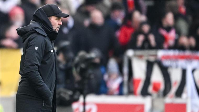 Stuttgart gibt Führung aus der Hand: Wolfsburg jubelt spät Sebastian Hoeneß am Spielfeldrand.
