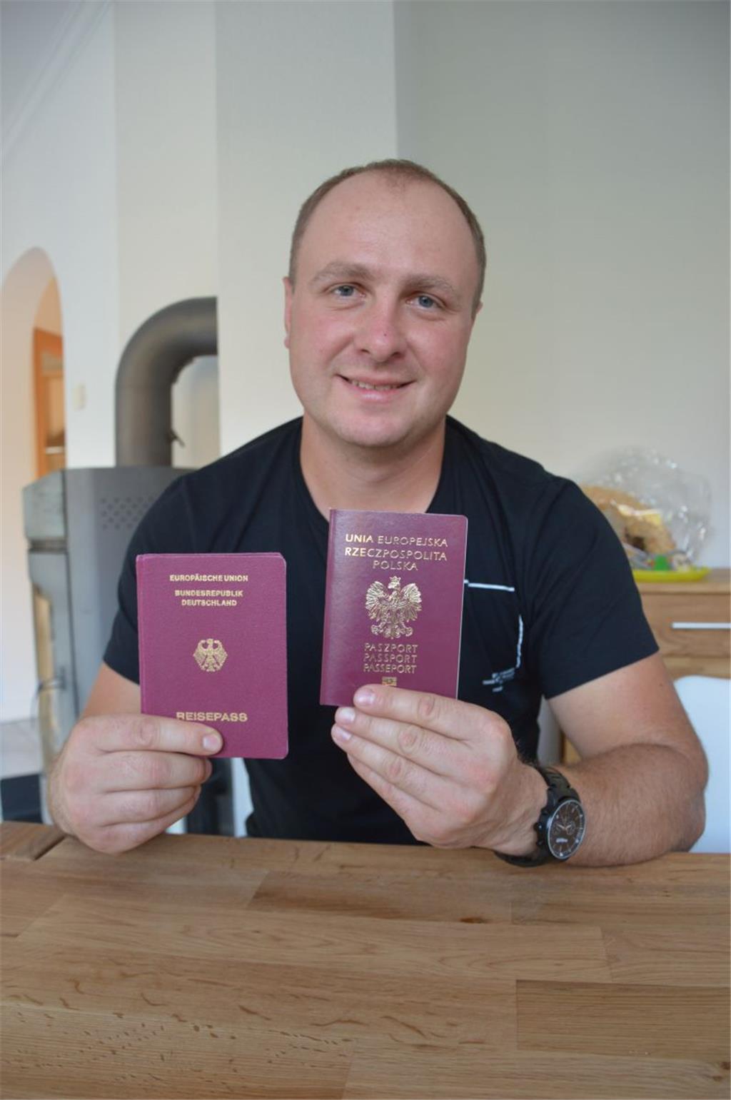 Sebastian Joswowitz-Niemierski (Foto: Schoener) besitzt zwei Staatsangehörigkeiten und deshalb zwei Reisepässe: einen deutschen und einen polnischen. Auf die ist er stolz, „weil ich beide Länder liebe, so unterschiedlich sie auch sein sind“, sagt der 35-Jährige, der vor kurzem mit Ehefrau Anna und seinen zwei Kindern von Drangstedt nach Bad Bederkesa gezogen ist. Dort hat sich der studierte Vermessungsingenieur und berufserfahrene Projektleiter mit einer Firma für Gartenservice und Pflasterarbeiten selbstständig gemacht. Die Vorrunde der Weltmeisterschaft war ein Wechselbad der Gefühle für den Mann mit dem „Doppelpass“: Zwar hat er dem deutschen und dem polnischen Nationalteam abwechselnd die Daumen gedrückt („in meiner Brust schlagen zwei Herzen“), doch beide Mannschaften blieben auf der Strecke. Seine Leidenschaft für Fußball blieb es nicht. Doppelpässe sieht der Fan von Borussia Dortmund gern. Marco Reus und Mario Götze haben oft gezeigt, wie erfolgreich man ist, wenn man sich mehrfach und direkt hintereinander das Leder zuspielt. Ein Doppelpass bringt Tempo, überwindet Gegner. Aber ein Allheilmittel ist es nicht. So haben die italienischen Kicker Ciro Immobile und Marco Verratti den Doppelpass zwar beherrscht, doch die Squadra Azzura qualifizierte sich erst gar nicht für die WM. (as)