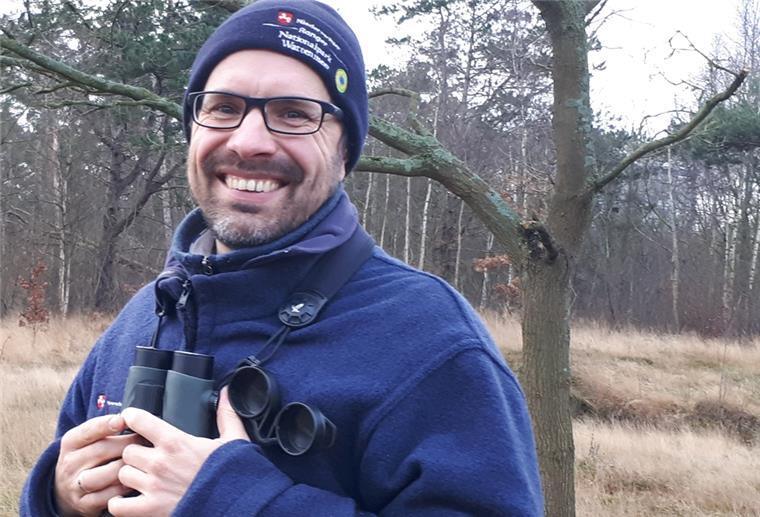 Neuer Nationalpark Ranger an der Wurster Nordseeküste unterwegs Mann mit Fernglas im Wald