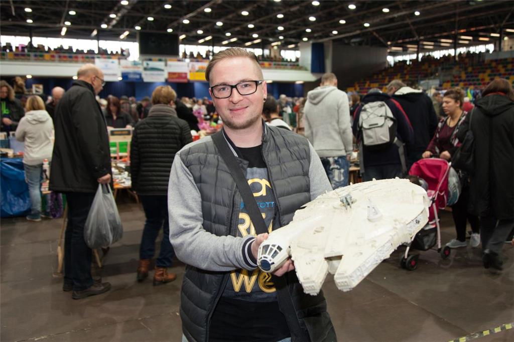 Sebastian Knuschke mit seinem Schnäppchen einem frühen &quot;Millenium Falcon&qu...