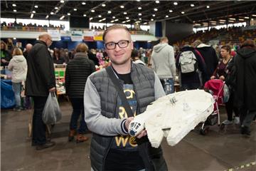 Sebastian Knuschke mit seinem Schnäppchen einem frühen &quot;Millenium Falcon&qu...