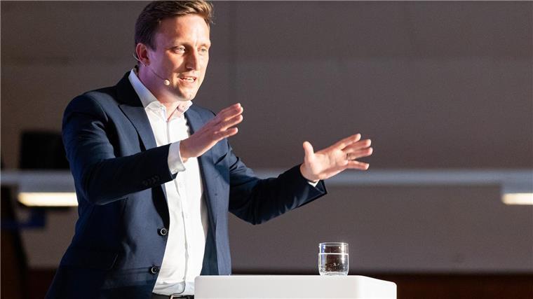Sebastian Lechner (CDU), Landesvorsitzender in Niedersachsen, spricht.