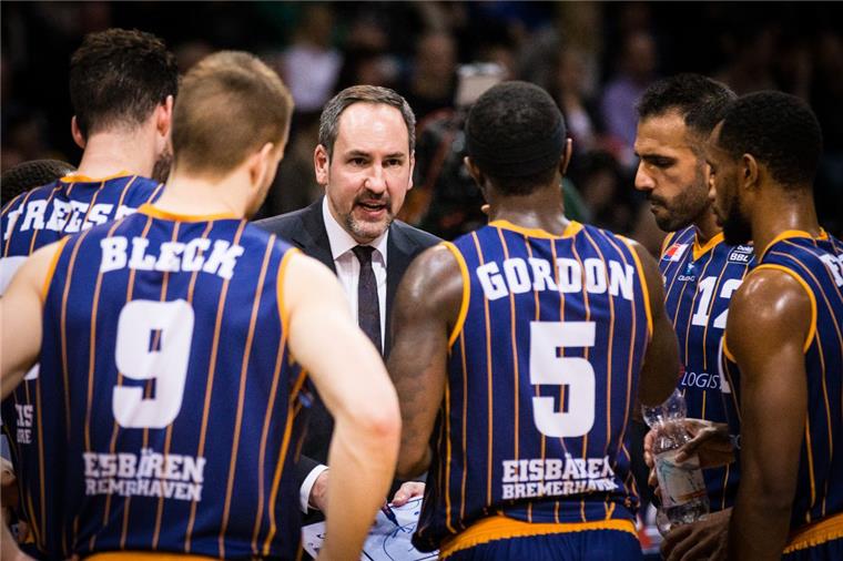 Machowski feiert tollen Einstand als Eisbären-Trainer Sebastian Machowski feierte mit dem Sieg in Braunschweig einen gelungenen Einstand als Eisbären-Trainer. Foto Kleinschmidt