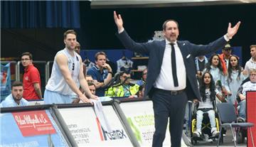 Sebastian Machowski (rechts)  ringt um Fassung. Der Eisbären-Trainer sah einen ganz schwachen Auftritt seines Teams in Frankfurt. Foto Scheer