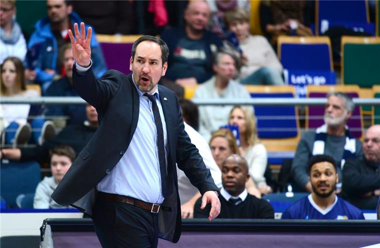 Noch keine Einigung mit Sebastian Machowski Sebastian Machowski würde gern Cheftrainer bei den Eisbären Bremerhaven bleiben.