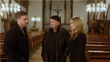 Sebastian (Matthi Faust, l-r) informiert die Ermittler Otto (Florian Martens) und Linett (Stefanie Stappenbeck) über den Fall.